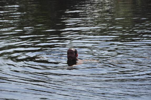 Um delicioso mergulho em um dos rios da região de San Marcos Sierra, na Argentina
